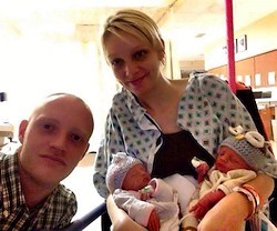 Mindy y Gabe, con sus gemelas recién nacidas.