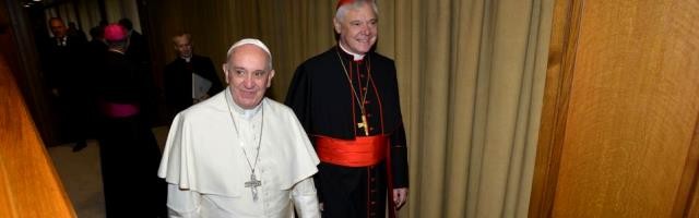 El Papa Francisco con el cardenal Gerhard Ludwig Miller durante el Sínodo de la Familia