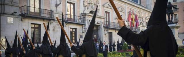 Una procesión en Madrid... la diócesis plantea hasta qué punto estas y otras actividades acercan a los alejados de la fe