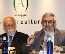 El oncólogo José Luis Guinot, al micrófono, junto al también experto Ramón Amador, en la sala cultural de El Corte Inglés de Valencia
