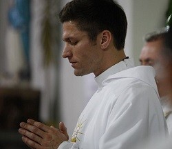 Chase Hilgenbrinck en su visita a Chile como sacerdote