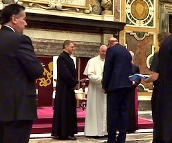 Miembros de la congregación de Don Orione saludan al Papa Francisco.