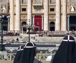 Unas monjas brigidinas en la canonización de su fundadora y del padre Estanislao en Roma