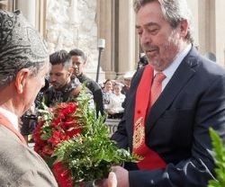 Juan Alberto Belloch, cuando era alcalde de Zaragoza, en la ofrenda floral a la Pilarica
