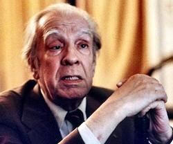 Borges nunca creyó en Dios, pero cumplió la petición de su madre de rezar todas las noches un avemaría.