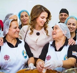 La reina Rania, con las voluntarias de Caritas