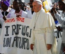El Papa con los refugiados que vinieron a la audiencia con Cáritas Florencia