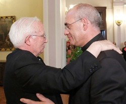 El cardenal Cañizares -a la izquierda- felicita a su nuevo obispo auxiliar Arturo Pablo Ros
