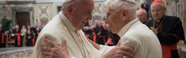 El Papa Francisco y el Papa Benedicto se saludan en la fiesta por los 65 años de vida sacerdotal del Papa emérito