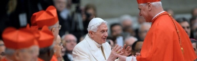 Benedicto XVI felicita a Gerhard Müller cuando es creado cardenal... ambos alemanes refutan la crítica del protestantismo liberal al sacerdocio católico