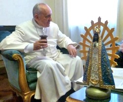 El Papa Francisco se relaja tomando algo de hierba mate, junto a una imagen de la Virgen de Luján