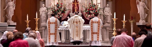 La celebración del sacerdote mirando al Señor es posible con cualquier rito de la misa, el postconciliar o el tradicional.