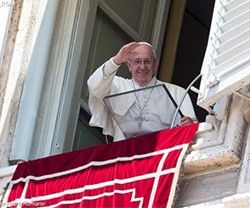 El Papa Francisco, en el Angelus: «¿Me hago prójimo o simplemente paso de lado?»
