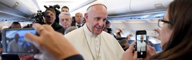 En el vuelo hacia Polonia el Papa habló de una guerra que no es de religiones y recordó al sacerdote francés degollado por miembros del Estado Islámico
