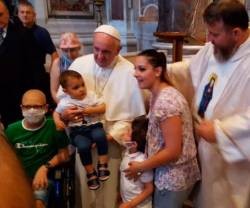 El Papa Francisco, el P. Jarek Cielecki y un grupo de niños con cáncer ante la tumba de San Juan Pablo II. La asociación pidió al Papa que lleve a la JMJ las oraciones de las familias de niños enfermos