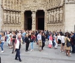 Los asistentes al funeral del sacerdote Jacques Hamel saliendo de la catedral de Notre - Dame