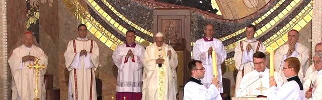 Francisco escucha el Evangelio en el Santuario de Juan Pablo II - su predicación anima a salir a evangelizar