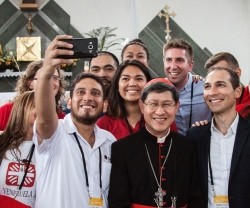 Jóvenes de Cáritas Polonia se hacen selfies con el cardenal Tagle de Manila