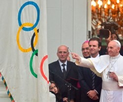 El Papa Francisco bendice una bandera olímpica en un encuentro con delegados olímpicos en 2013
