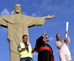 El alcalde de Río, el cardenal y la campeona de voley, con la antorcha olímpica y el Cristo del Corcovado