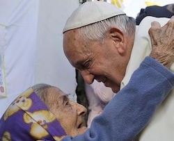 Papa Francisco con una indigente