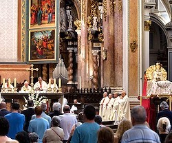A la derecha de la foto, la imagen de la Dormición de la Virgen que presidió la ceremonia litúrgica.