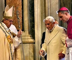 En la apertura de la Puerta Santa del año jubilar: Francisco, Benedicto XVI y monseñor Gaenswein.