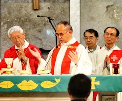 El cardenal Zen, a la izquierda durante una misa, ha expresado su inquietud ante posibles cesiones en las negociaciones entre la Santa Sede y el gobierno chino.