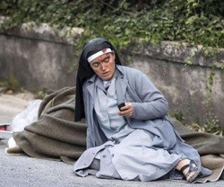 Esta imagen de una religiosa, con móvil, herida en el terremoto de Italia se ha difundido rápidamente