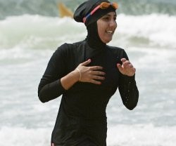 Una mujer musulmana se baña con burkini en las playas de Francia
