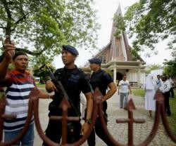 Parroquia de San José en Medán, Sumatra, con policías tras el ataque