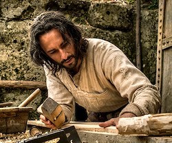 Ricardo Santoro como Jesús, en sus trabajos de carpintero.