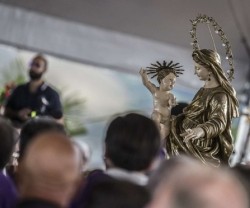 La Virgen con el Niño, en el funeral por las víctimas de Amatrice - el Papa envía rosarios
