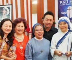 La chino-indonesia Donna Maria, a la derecha, como religiosa de las calcutas
