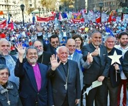 Momento de la entrega de más de medio millón de firmas, con el cardenal Ezzati y otros líderes cristianos chilenos