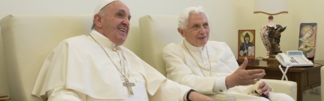 El Papa Francisco en una de sus frecuentes visitas a su predecesor Benedicto XVI