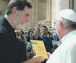 El padre Álvaro Cárdenas muestra la edición española de El Buen Ladrón al Santo Padre Francisco