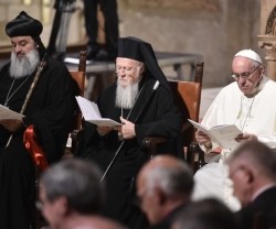 De izquierda a derecha, el Patriarca Ignacio Efrén de Antioquía, Bartolomé de Constantinopla y el Papa Francisco