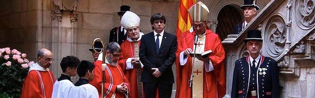 Monseñor Omella, junto al presidente de la Generalitat, Carles Puigdemont, en la celebración de Sant Jordi, el pasado 23 de abril.
