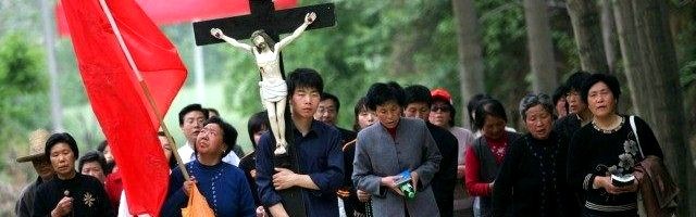 Una procesión con la Cruz en China... se permite el culto bajo estrictos controles, y sin clero extranjero