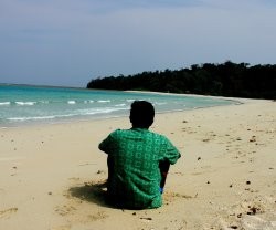 Un hombre en la playa de Smith Island, en las Islas Andamán