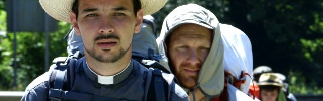 El padre Sergio y, tras él, los otros peregrinos de Footprints, una película que recorre el hermoso Camino del Norte hacia Compostela