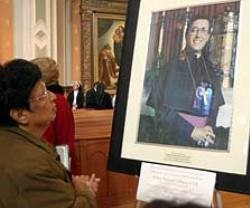 Muchos piden la intercesión del obispo Gallegos en su tumba en el santuario de Guadalupe en Sacramento