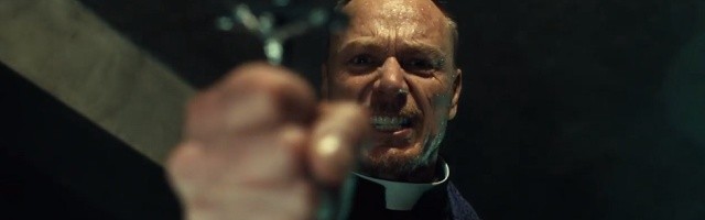 Un esforzado exorcista según la reciente teleserie de ficción de la cadena Fox... pero la estola, la cruz, la oración y el ritual se usan de verdad