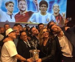 Maradona y otras figuras del fútbol en la presentación del Partido por la Paz