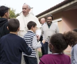 El Papa Francisco visitó este viernes una de las Aldeas Infantiles cerca de Roma
