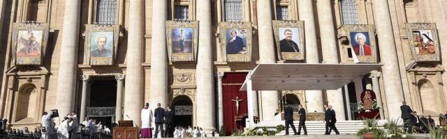 Las imágenes de los 7 nuevos santos expuestas en la ceremonia de canonización