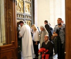 Peregrinos en el Jubileo mariano cruzan la Puerta Jubilar del Año de la Misericordia en San Pedro de Roma