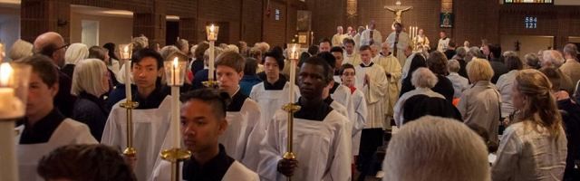 Procesión en la catedral de Estocolmo tras unas ordenaciones... se observa el origen inmigrante de la comunidad católica