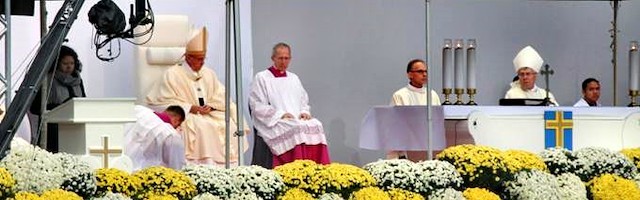 A pesar del frío, miles de católicos suecos, una minoría en el país, acudieron al estado a escuchar al Papa.